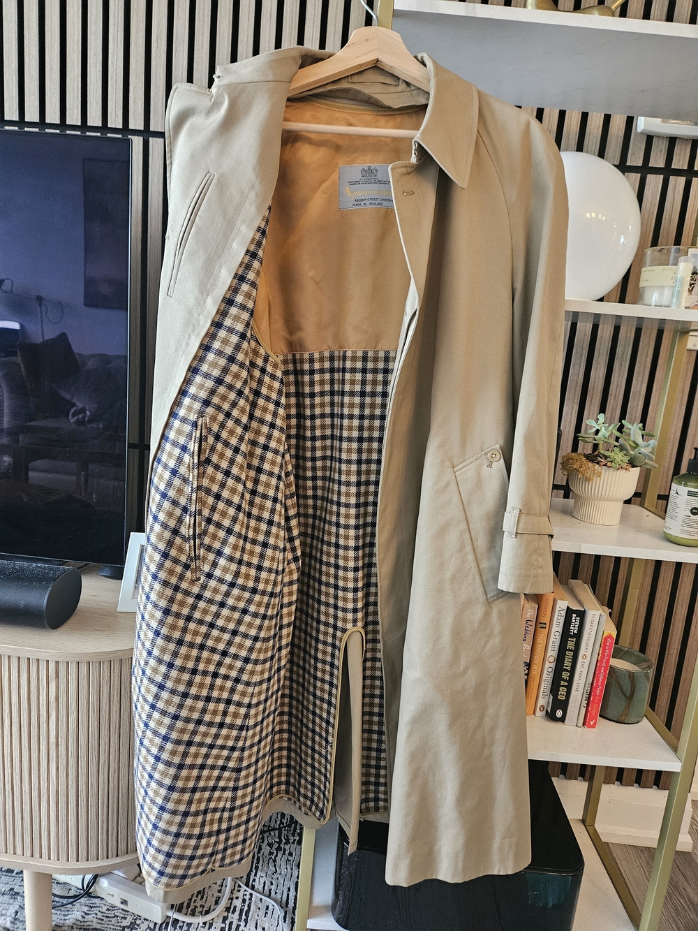 Classic Beige Men’s Trench Coat with Plaid Lining